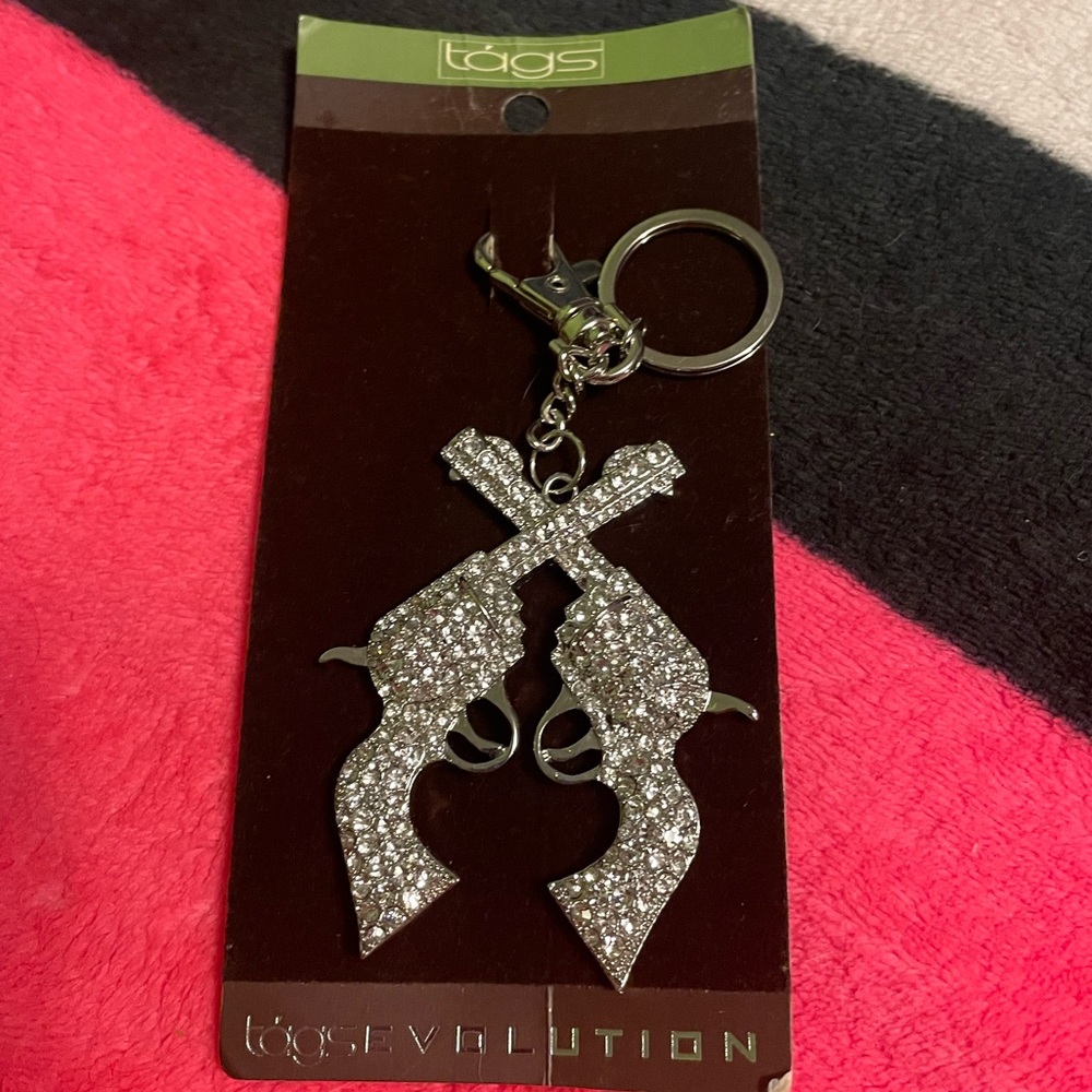Crossing guns accessory